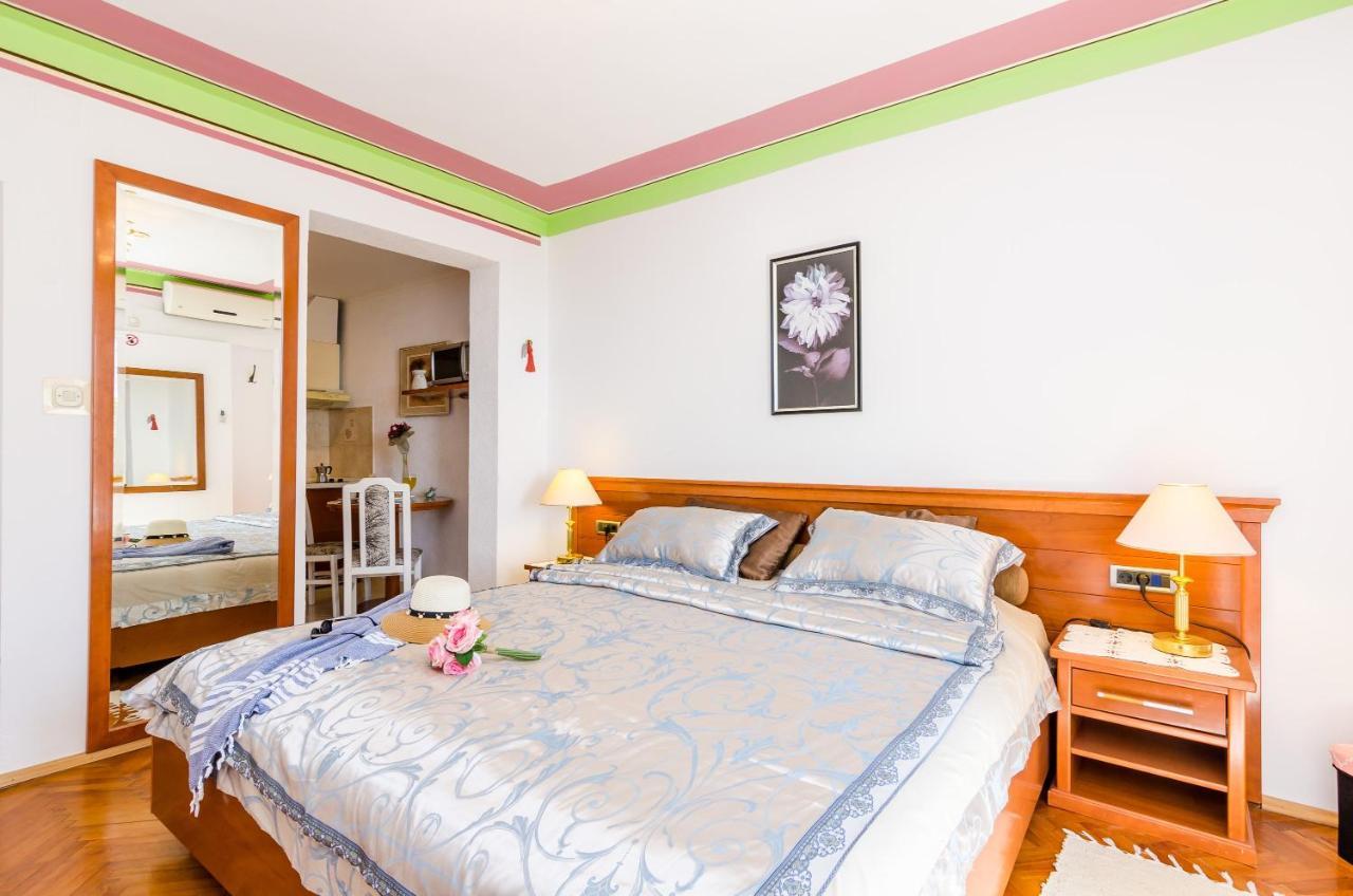 Nicol Apartment *